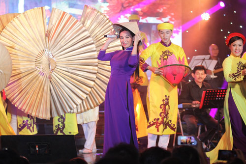 Phi Nhung tổ chức liveshow gây quỹ từ thiện đầu tiên tại Mỹ - 1