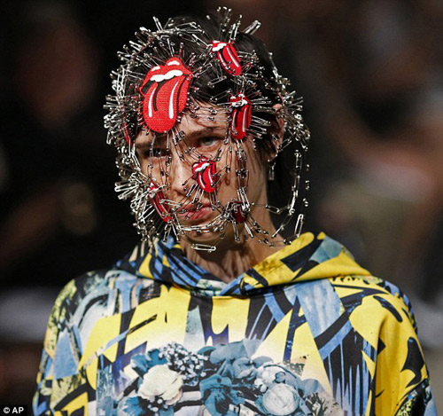 Người mẫu gắn kín kim băng vào mặt lên sàn diễn Tokyo - 1