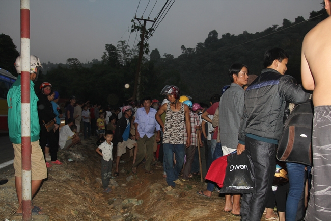 Xác tài xế cùng xe biển xanh "ngâm" nhiều ngày dưới suối - 2