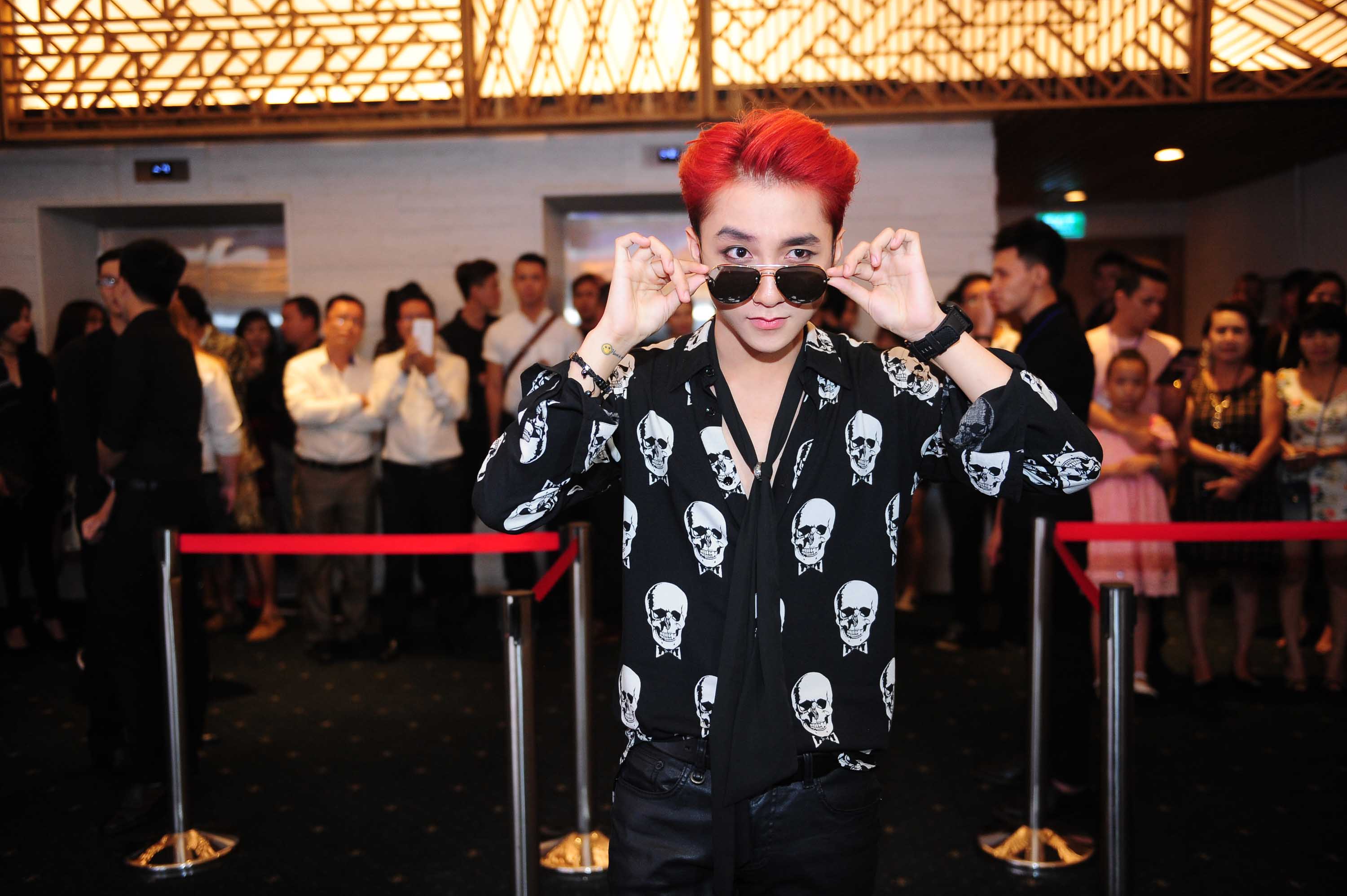 Sơn Tùng phủ đồ hiệu từ đầu đến chân xem thời trang - 2