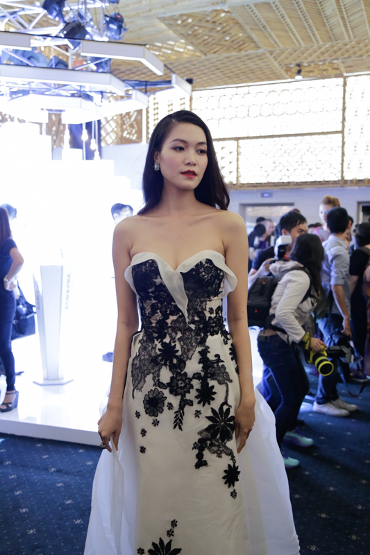 Sơn Tùng phủ đồ hiệu từ đầu đến chân xem thời trang - 7