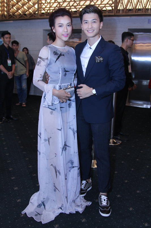 Sơn Tùng phủ đồ hiệu từ đầu đến chân xem thời trang - 10