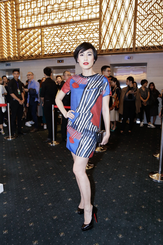 Sơn Tùng phủ đồ hiệu từ đầu đến chân xem thời trang - 11