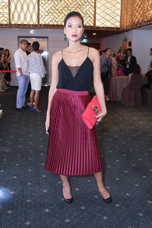 Sơn Tùng phủ đồ hiệu từ đầu đến chân xem thời trang - 12