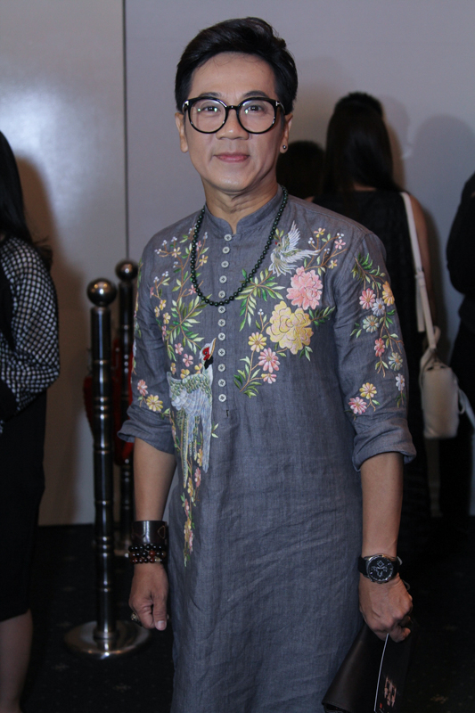 Sơn Tùng phủ đồ hiệu từ đầu đến chân xem thời trang - 2