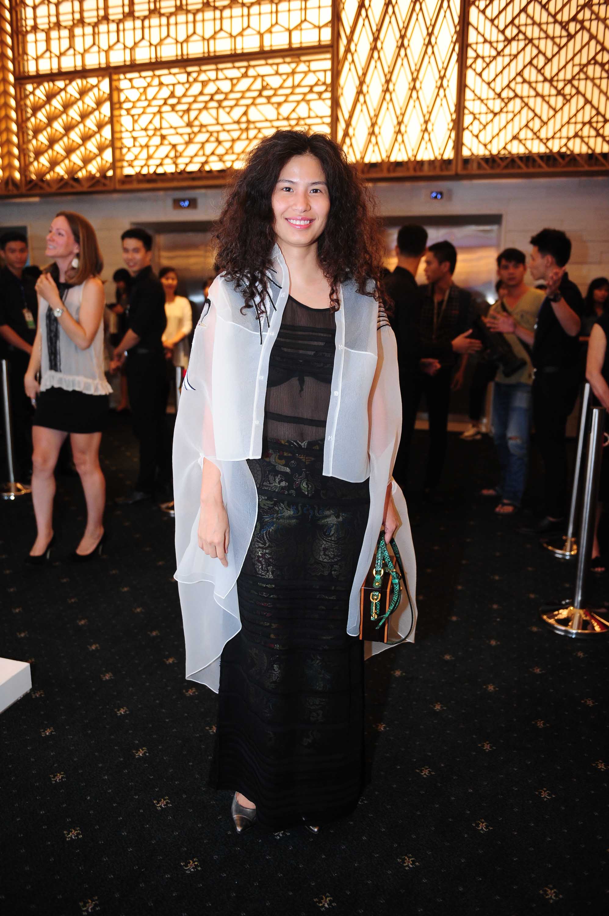 Sơn Tùng phủ đồ hiệu từ đầu đến chân xem thời trang - 4