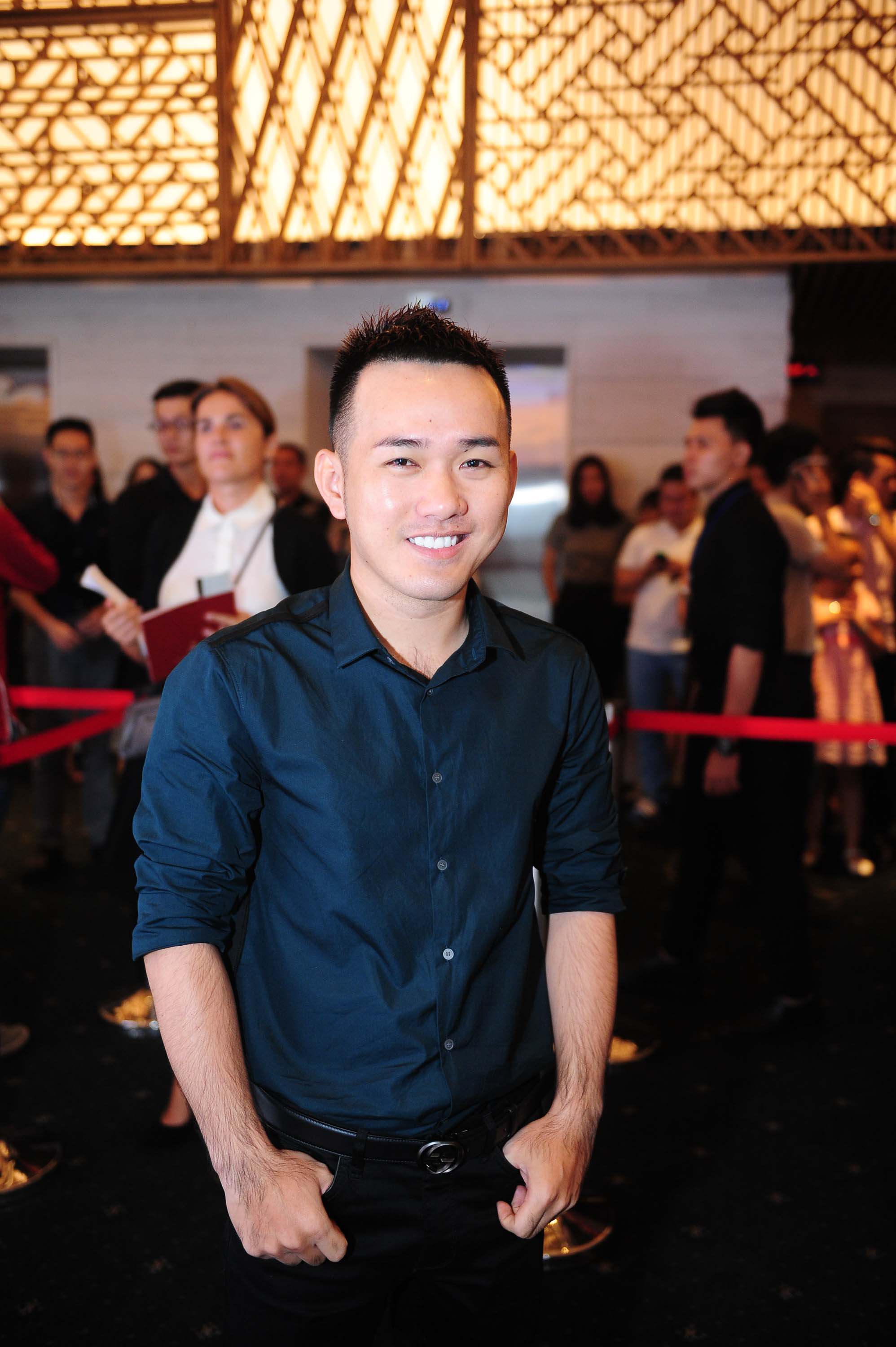 Sơn Tùng phủ đồ hiệu từ đầu đến chân xem thời trang - 7