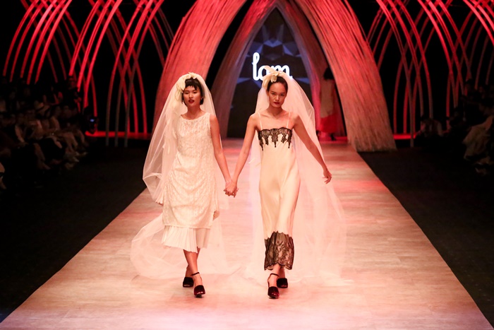 Trầm trồ xem người mẫu Việt bị trói tay đi catwalk - 3