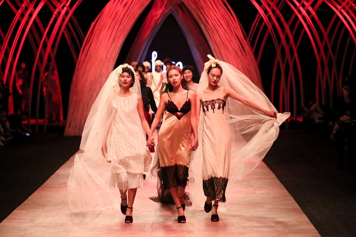 Trầm trồ xem người mẫu Việt bị trói tay đi catwalk - 4