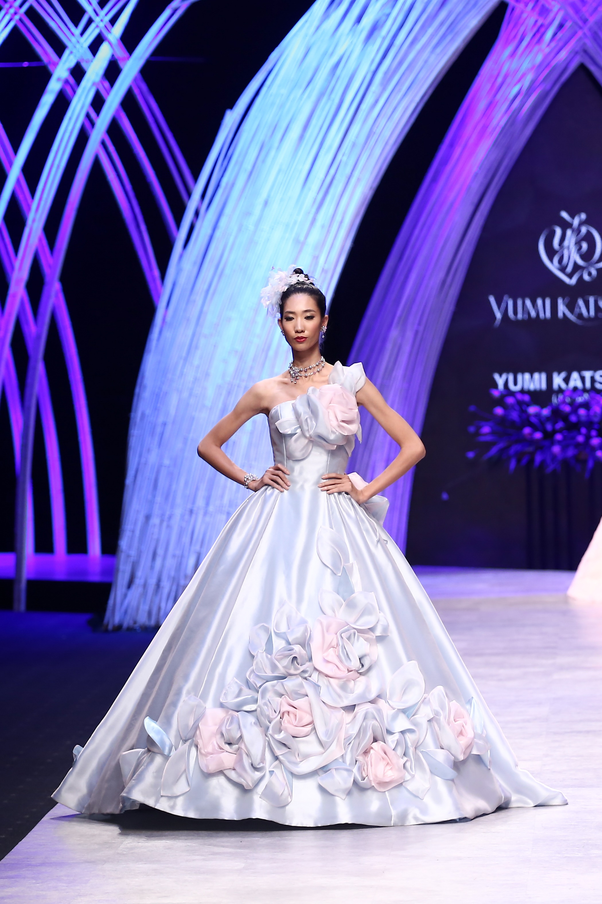 Trầm trồ xem người mẫu Việt bị trói tay đi catwalk - 5