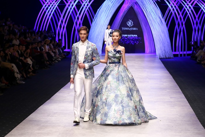 Trầm trồ xem người mẫu Việt bị trói tay đi catwalk - 6