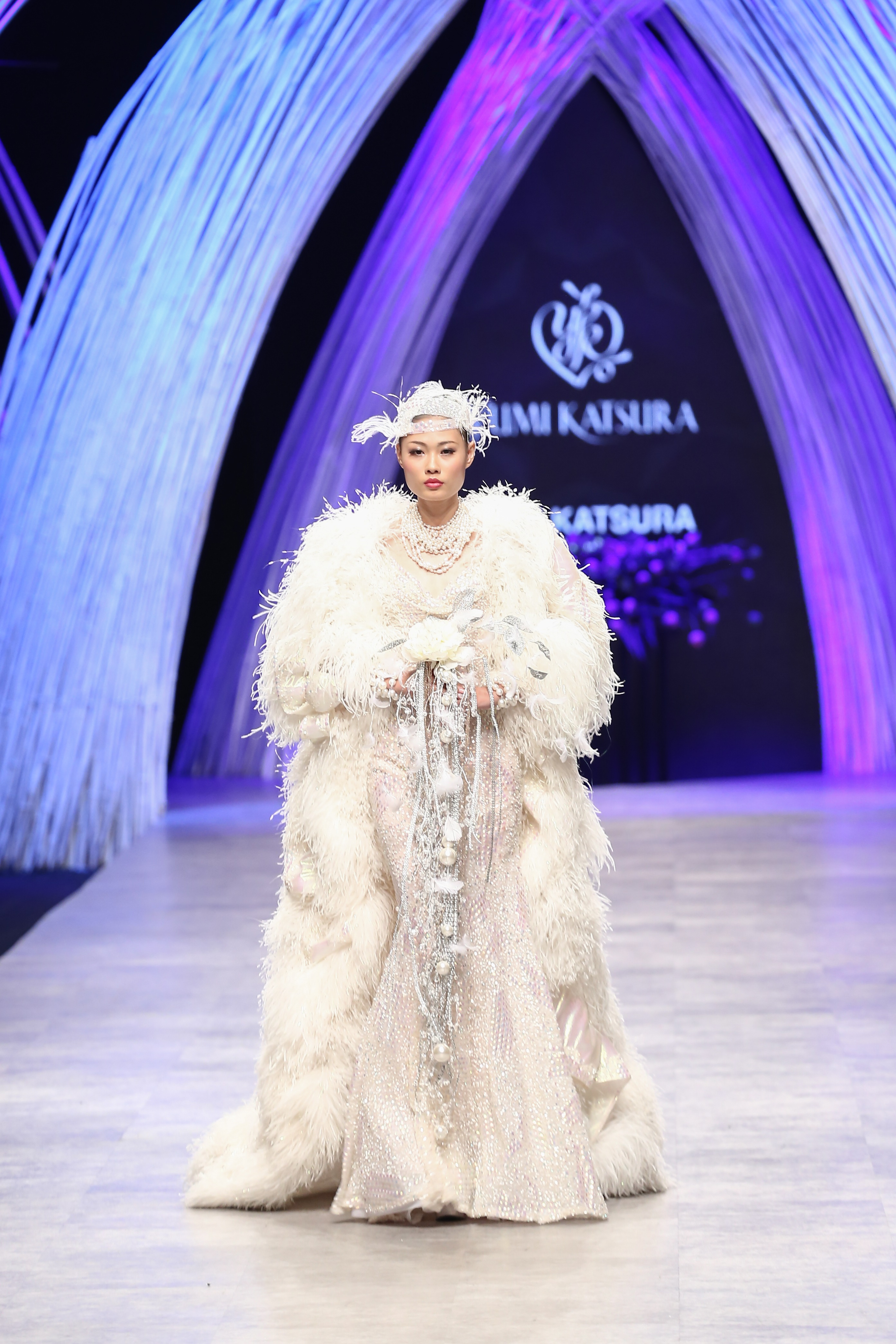 Trầm trồ xem người mẫu Việt bị trói tay đi catwalk - 7