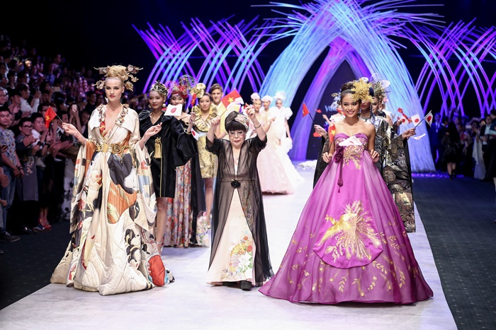 Trầm trồ xem người mẫu Việt bị trói tay đi catwalk - 8