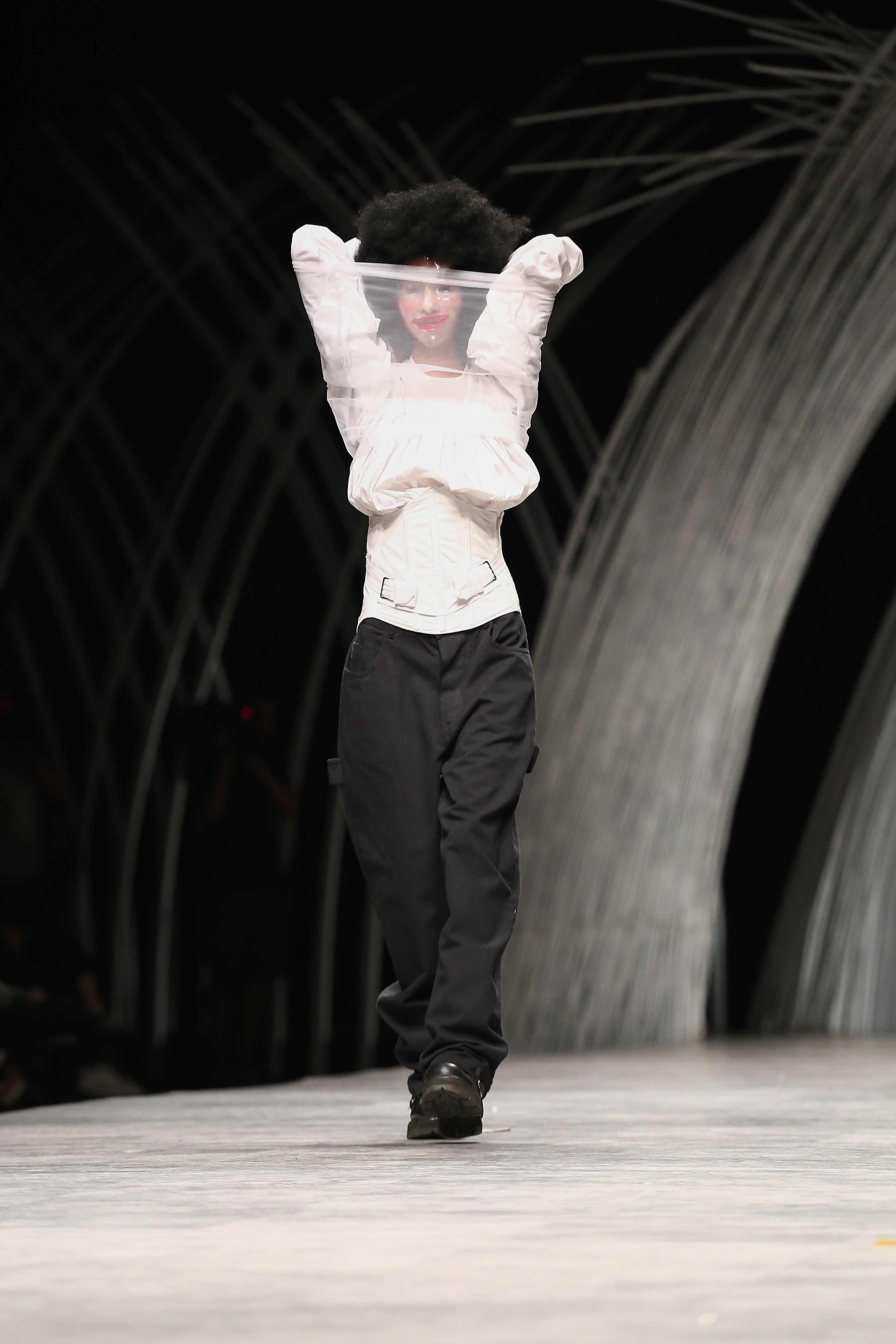 Trầm trồ xem người mẫu Việt bị trói tay đi catwalk - 10