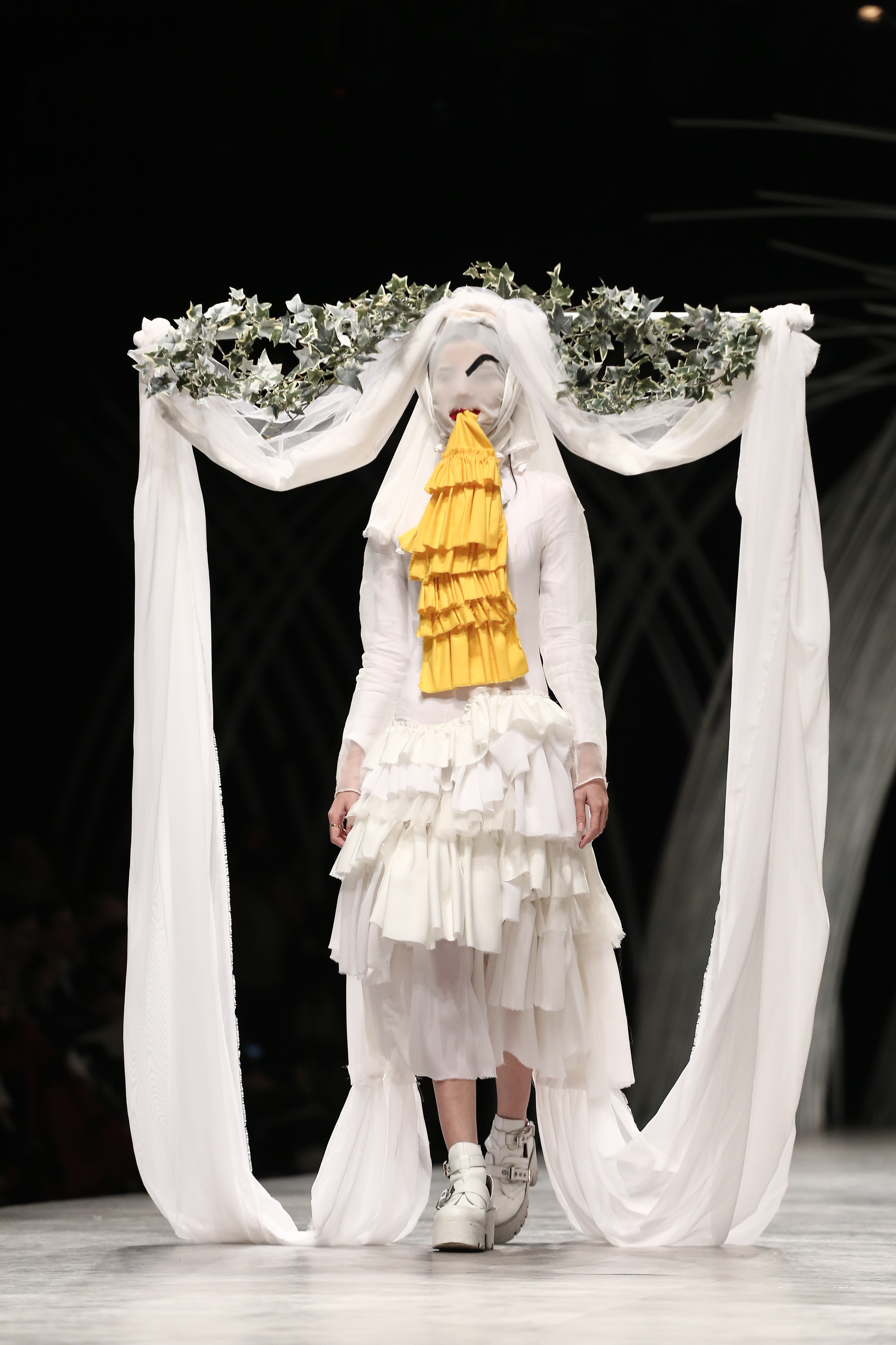 Trầm trồ xem người mẫu Việt bị trói tay đi catwalk - 11