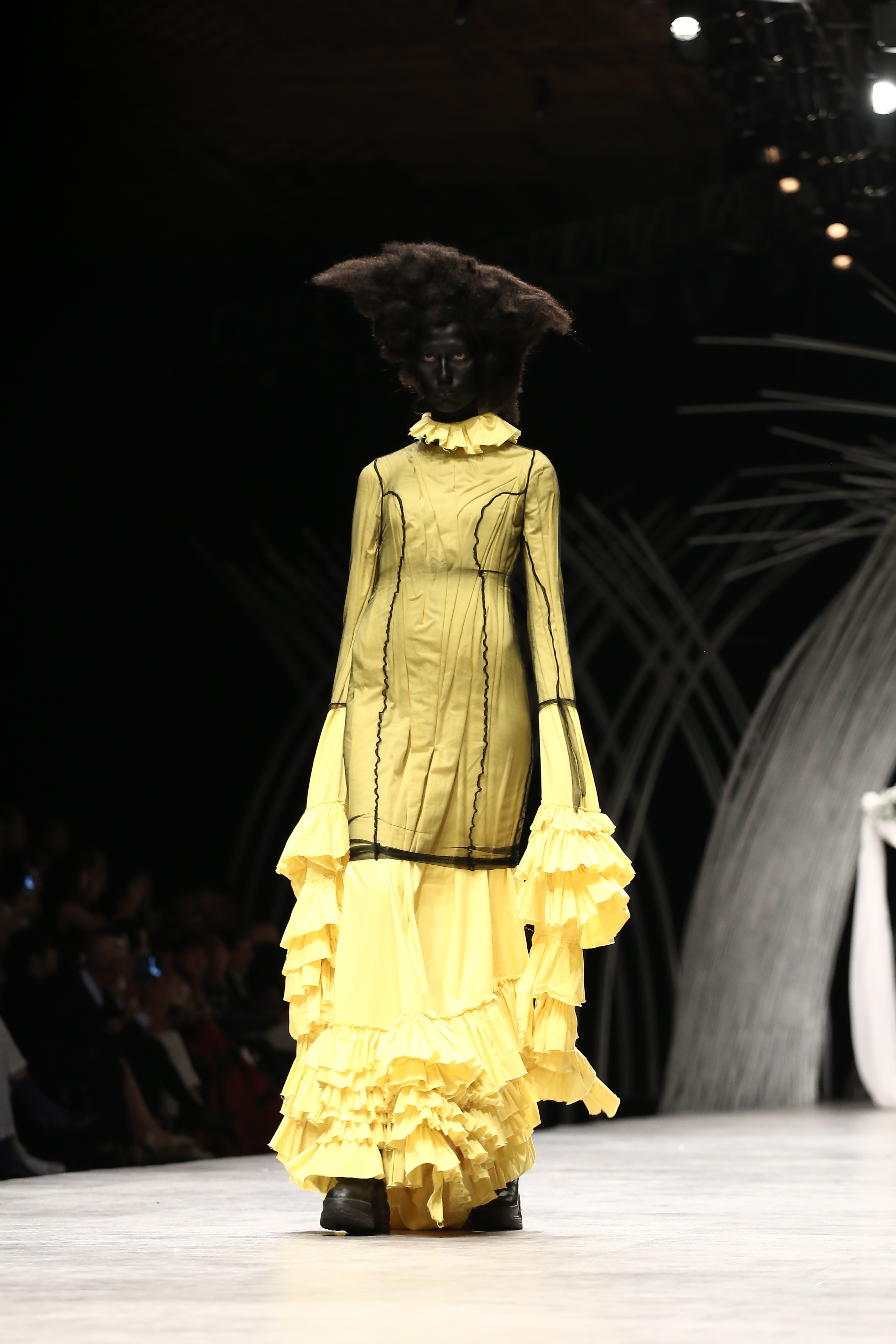 Trầm trồ xem người mẫu Việt bị trói tay đi catwalk - 12