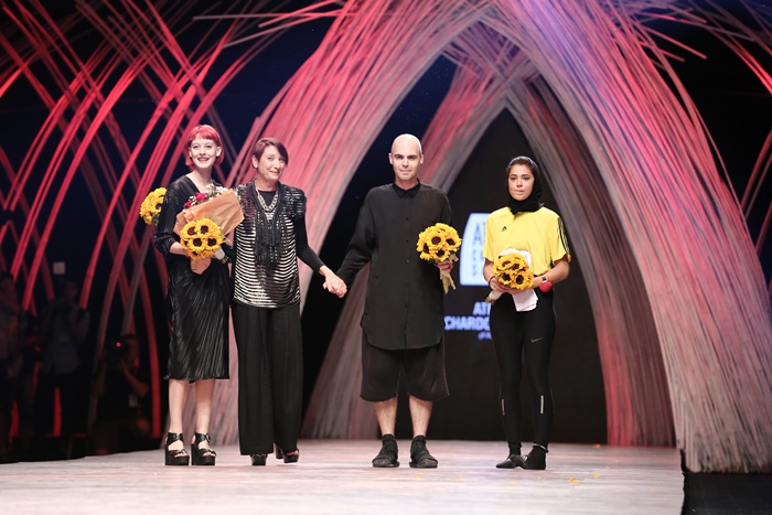 Trầm trồ xem người mẫu Việt bị trói tay đi catwalk - 13