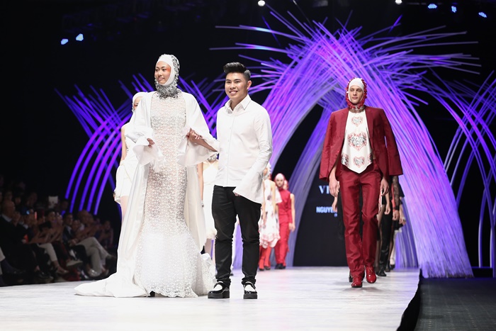 Trầm trồ xem người mẫu Việt bị trói tay đi catwalk - 1