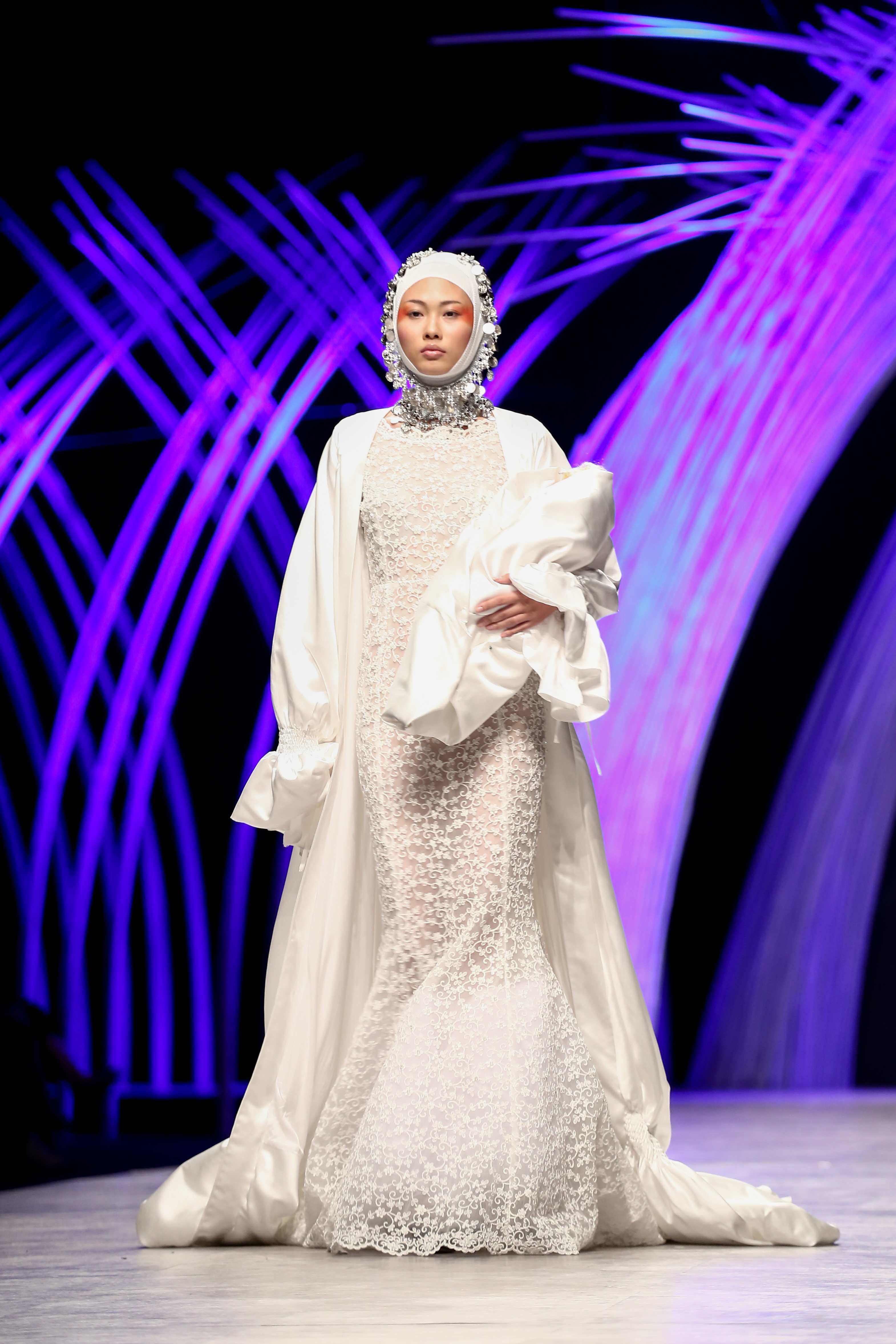 Trầm trồ xem người mẫu Việt bị trói tay đi catwalk - 2