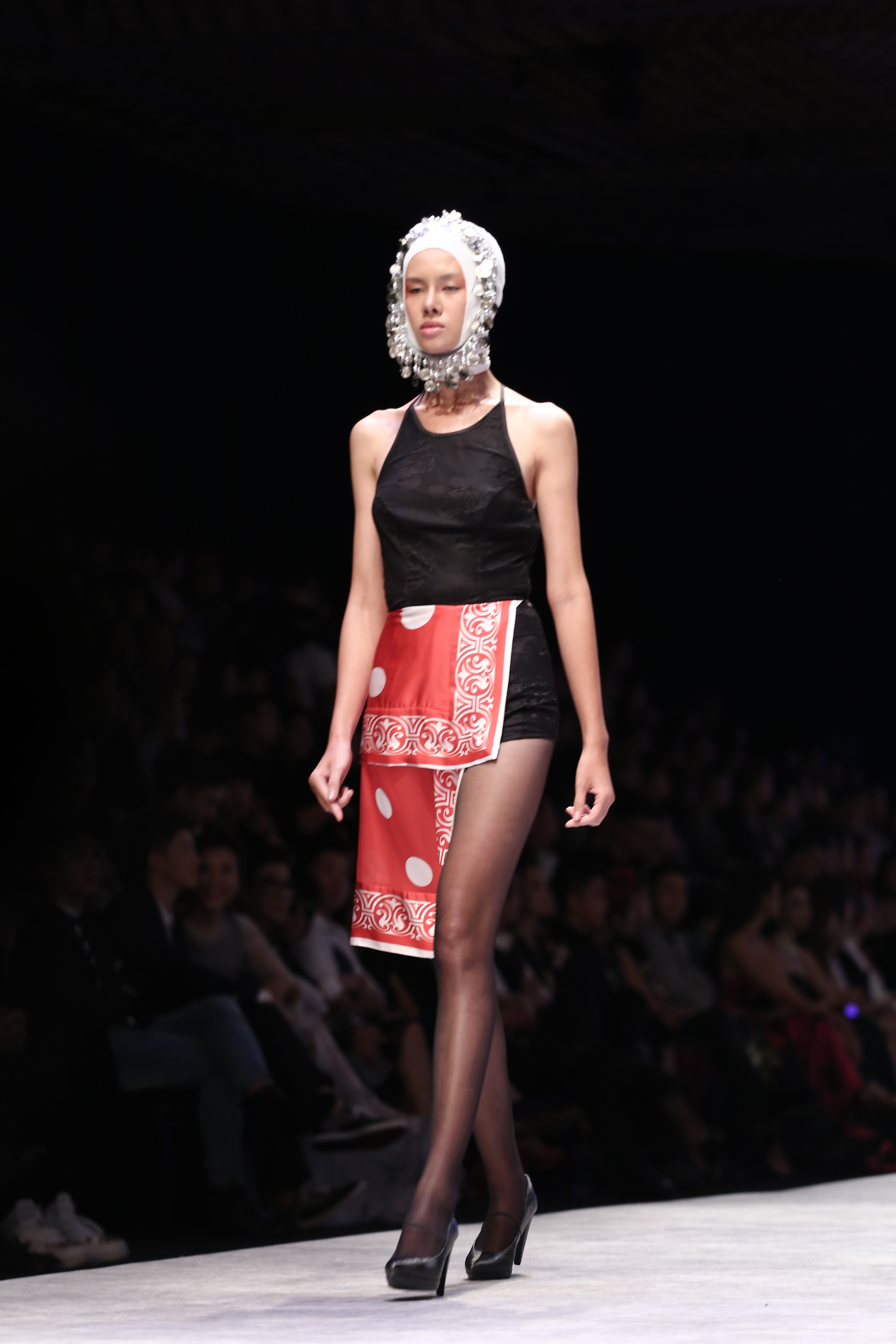 Trầm trồ xem người mẫu Việt bị trói tay đi catwalk - 3