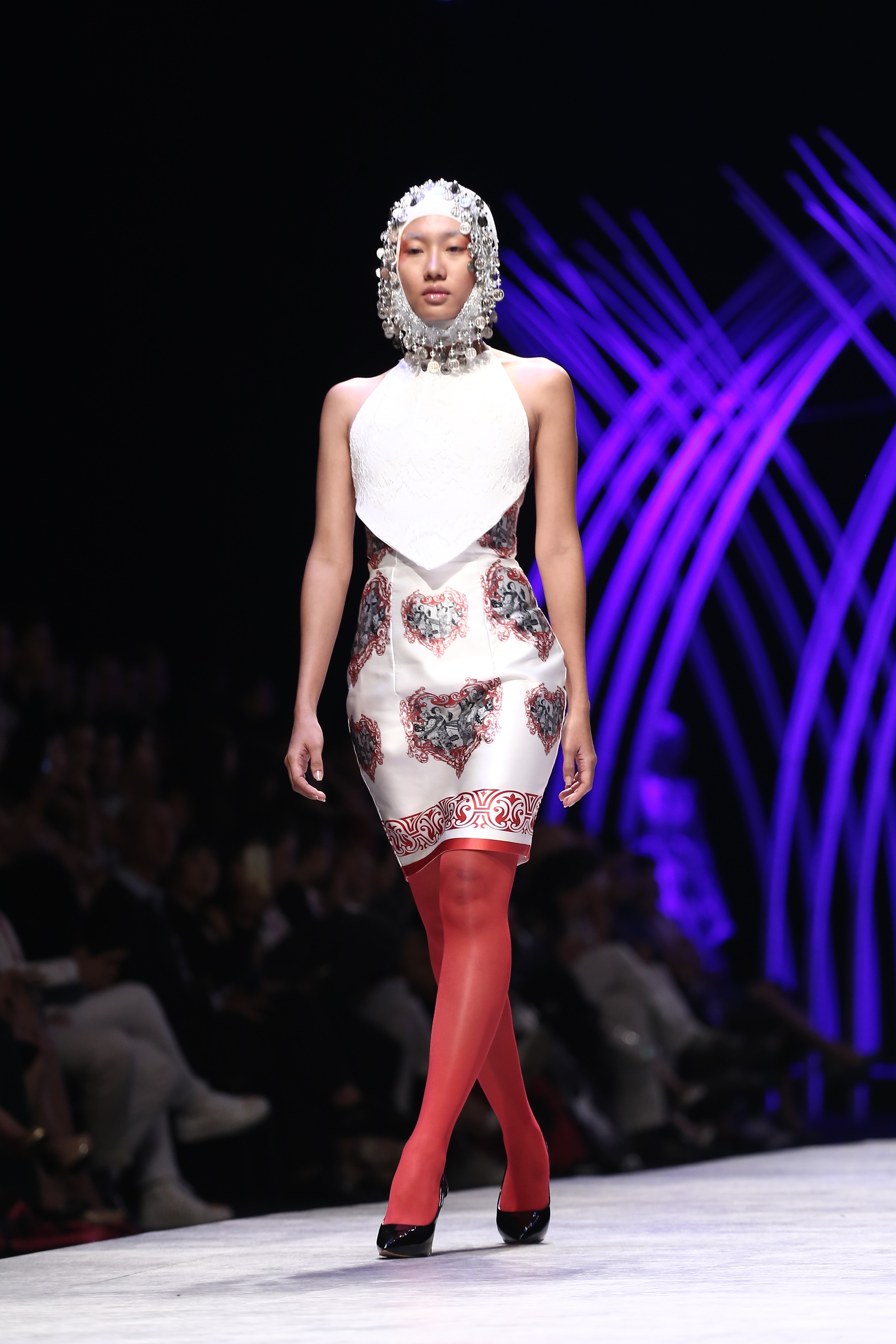 Trầm trồ xem người mẫu Việt bị trói tay đi catwalk - 4