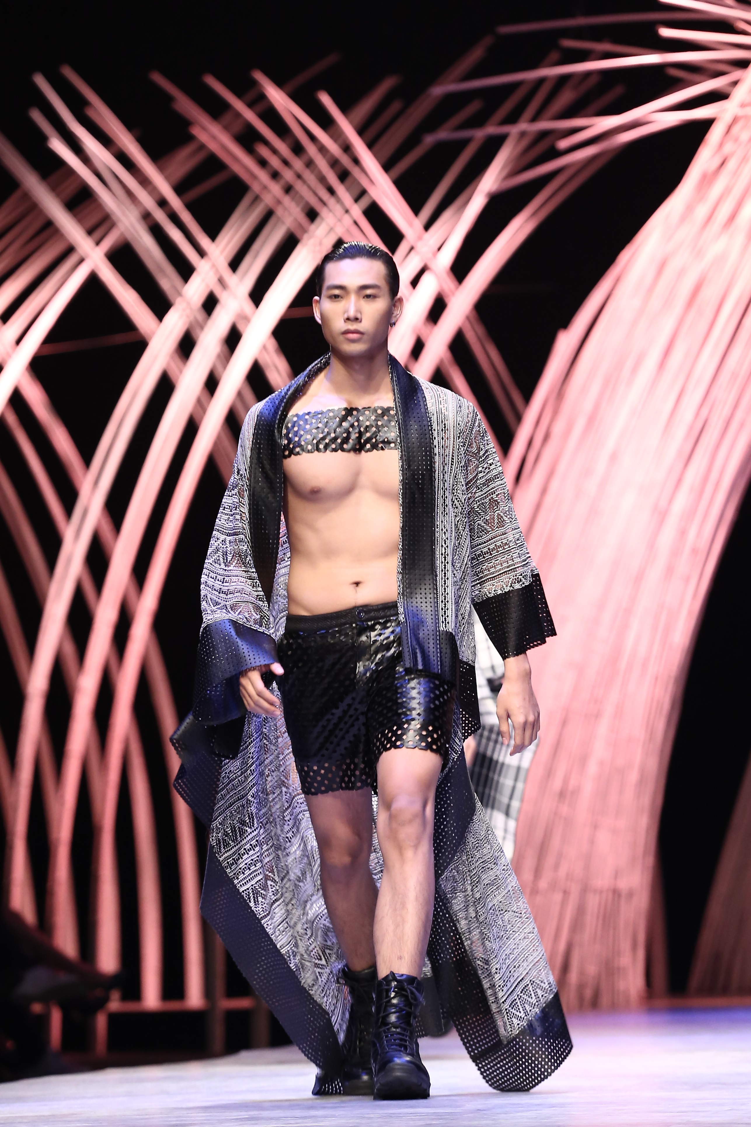 Trầm trồ xem người mẫu Việt bị trói tay đi catwalk - 5