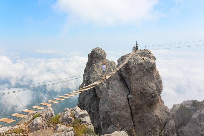 Nếu muốn ngắm toàn cảnh vùng núi Ai-Petri trên bán đảo Crimea, bạn đầu tiên phải có đủ can đảm đi qua cây cầu với sàn bằng gỗ bác qua hẻm núi ở đây.