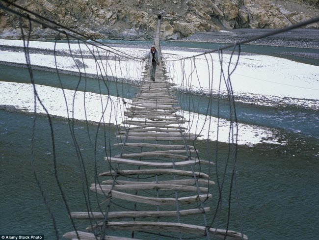 Cây cầu treo Hussaini bắc qua sông Hunza ở vùng núi Karakoram của Pakistan được làm từ dây thép và nhiều mảnh gỗ.