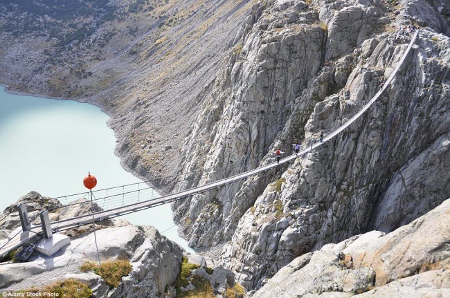 Cây cầu Trift ở Thụy Sĩ là cây cầu treo dành cho người đi bộ dài nhất trên dãy núi Alps.