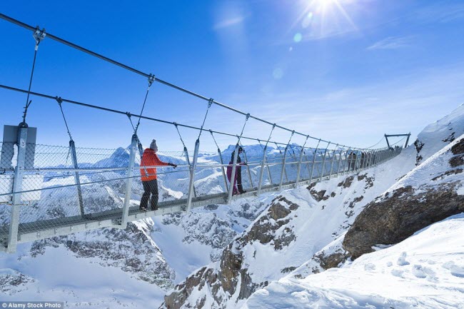 Cây cầu Titlis Cliff Walk ở Thụy Sĩ được xây dựng ở độ cao 3.000m so với mặt nước biển, giúp du khách có thể ngắm toàn cảnh những dãy núi phủ đầy tuyết trắng.