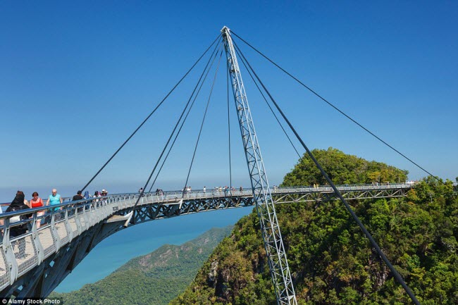 Cây cầu Langkawi Sky được xây dựng trên đỉnh núi Machinchang cách mặt đất khoảng 100m ở Malaysia.