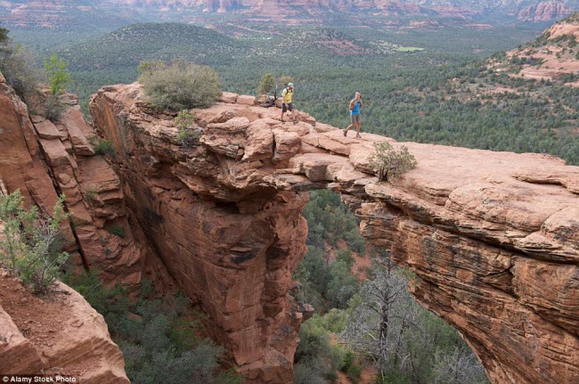 Cây cầu tự nhiên được hình thành từ một khối đá khổng lồ trong khu bảo tồn thiên nhiên ở Sedona, Arizona, Mỹ.