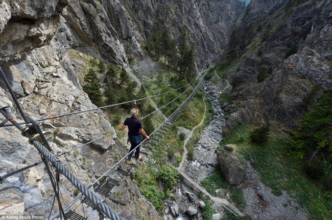 Du khách sẽ có trải nghiệm khó quên khi đi qua cây cầu Tibetan dọc hẻm núi ở Piedmont, Italia.