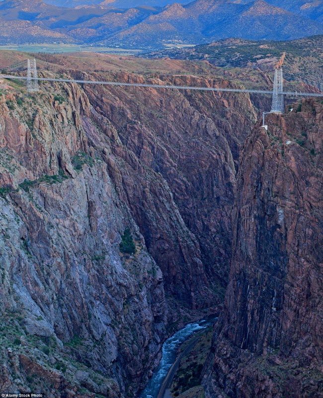 Royal Gorge là cây cầu treo cao nhất nước Mỹ  với độ cao 320m so với mặt đất tại bang Colorado.