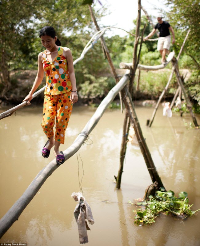 Cầu khỉ ở Việt Nam cũng lọt vào danh sách những cây cầu đáng sợ nhất thế giới.