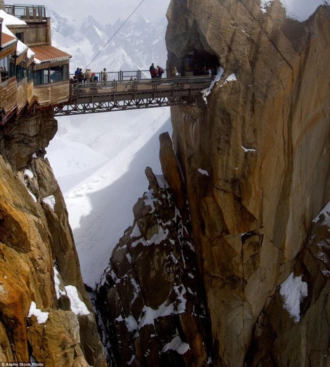 Cây cầu bắc qua hẻm núi Aiguille Du Midi ở Chamonix-Mont-Blanc, Pháp.