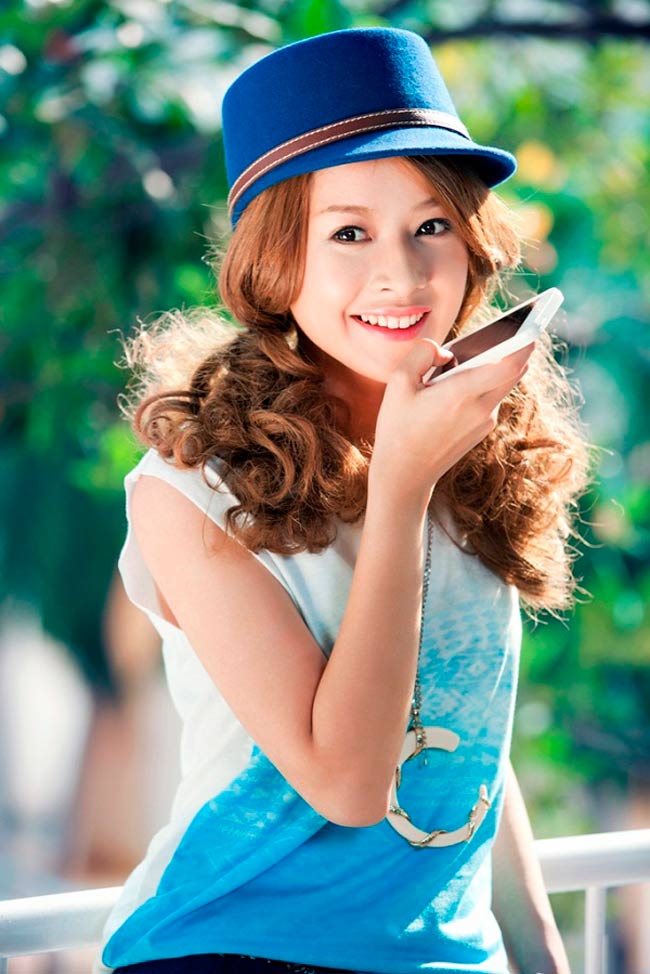 Chi Pu (tên thật là Nguyễn Thùy Chi, sinh năm 1993) là một trong những hot girl được yêu thích bởi vẻ đẹp ngọt ngào, trong sáng và nụ cười tỏa nắng