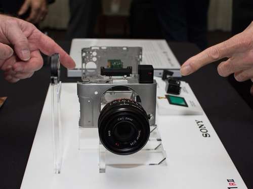 Máy ảnh Sony RX1R II: Thiết kế nhỏ gọn, hiệu suất mạnh mẽ - 1