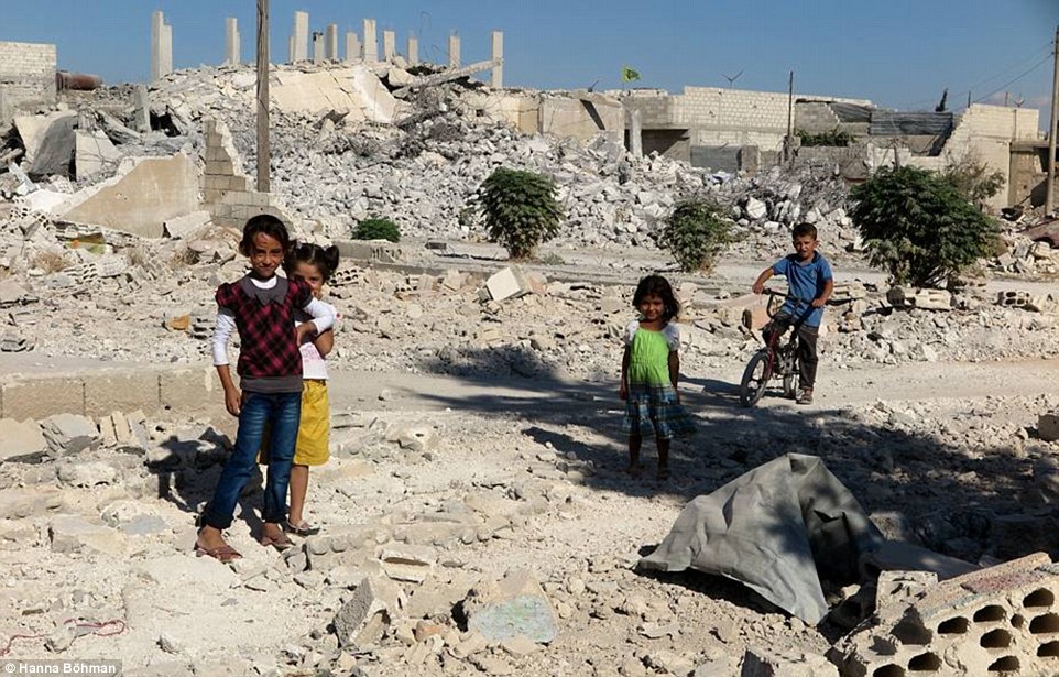 Ảnh: Cuộc sống của trẻ em giữa vùng chiến sự hoang tàn Syria - 1