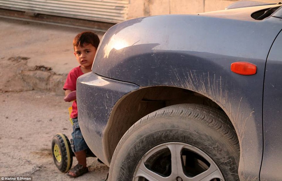 Ảnh: Cuộc sống của trẻ em giữa vùng chiến sự hoang tàn Syria - 12