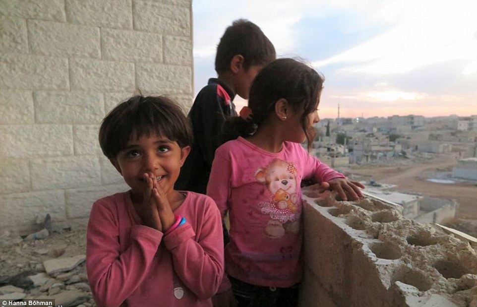 Ảnh: Cuộc sống của trẻ em giữa vùng chiến sự hoang tàn Syria - 2