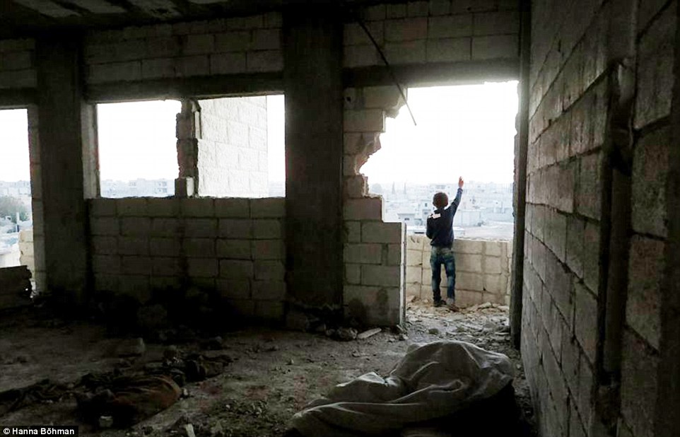 Ảnh: Cuộc sống của trẻ em giữa vùng chiến sự hoang tàn Syria - 3