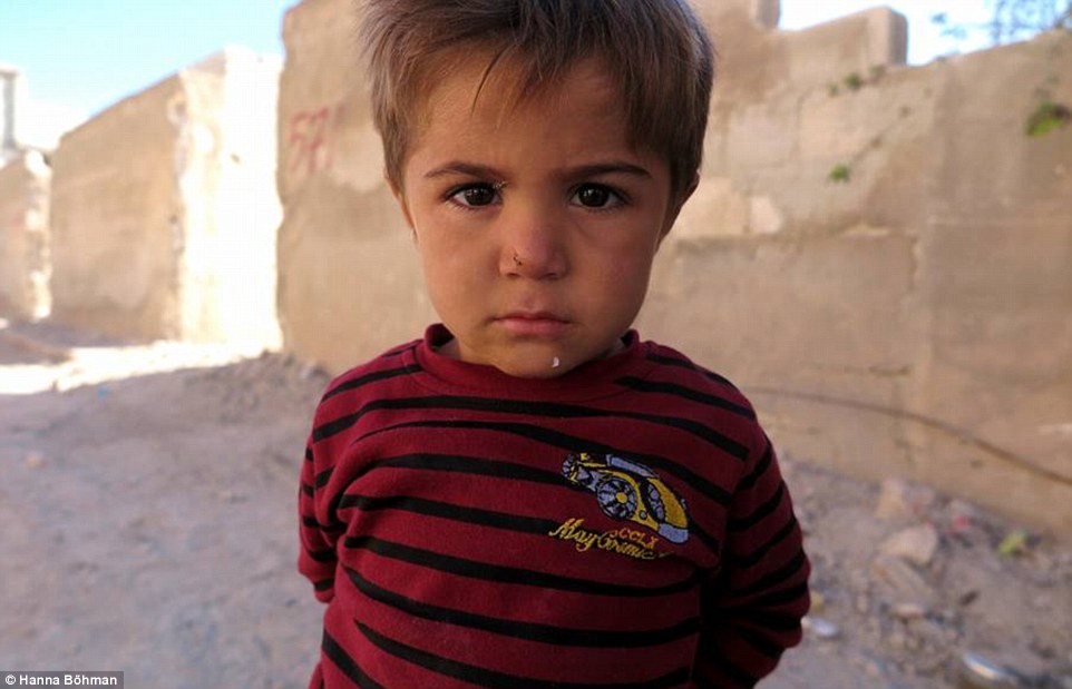 Ảnh: Cuộc sống của trẻ em giữa vùng chiến sự hoang tàn Syria - 6