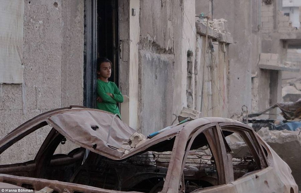 Ảnh: Cuộc sống của trẻ em giữa vùng chiến sự hoang tàn Syria - 9