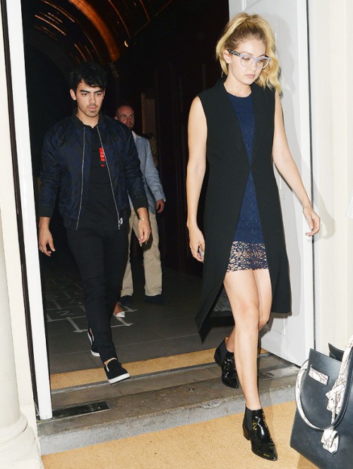 "Bóc giá" trang phục đầu thu của sao thế giới - 3