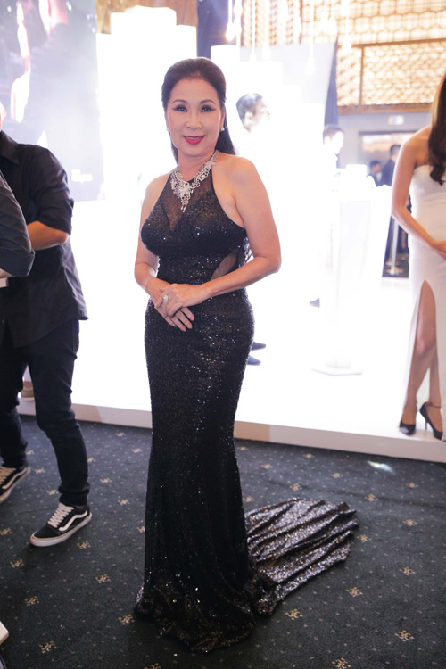 Mai Phương Thúy ý nhị khoe chân dài thẳng tắp - 2