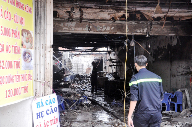 TP.HCM: Hai mẹ con chết cháy trong quán hủ tiếu - 1