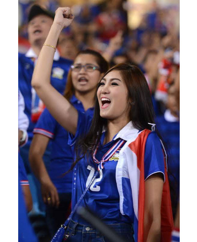 Wariya Wongputtha được giới trẻ Việt biết đến khi xuất hiện xinh đẹp trên sân vận động Mỹ Đình cổ vũ trận đấu giữa Thái Lan và Việt Nam 