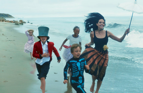 Mẹ con Angelina Jolie đẹp tựa thiên thần bên bờ biển - 2