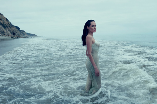 Mẹ con Angelina Jolie đẹp tựa thiên thần bên bờ biển - 5